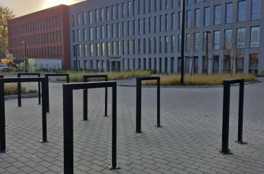 Rowerem na uczelnię? W drogę! | Aktualności | Uniwersytet WSB Merito we Wrocławiu: stacja rowerowa