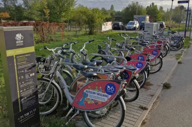 Rowerem na uczelnię? W drogę! | Aktualności | Uniwersytet WSB Merito we Wrocławiu: stacja rowerowa