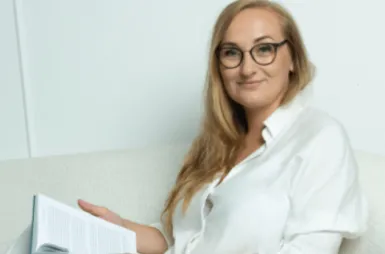 Rekordowy Polonez dla Fredry i ciekawa debata o AI | Aktualności | Uniwersytet WSB Merito we Wrocławiu: Daria Cerazy zdjęcie panelistki