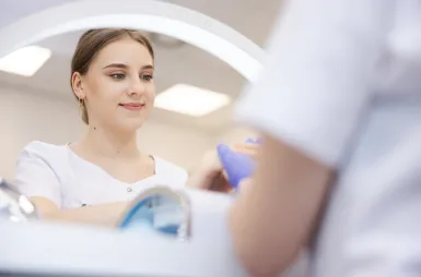 Pracownia manicure i stylizacji paznokci | Uniwersytet WSB Merito we Wrocławiu: studentki na zajęciach w pracowni manicure