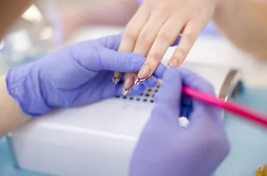 Laboratoria i pracownie | Uniwersytet WSB Merito we Wrocławiu: studenci na zajęciach w pracowni manicure