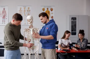 Laboratorium anatomii i fizjologii | Uniwersytet WSB Merito we Wrocławiu: studenci podczas zajęć w pracowni anatomii
