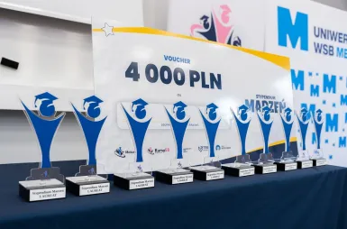 Marzenia, odwaga i wielkie plany – gala finałowa II edycji Stypendium Marzeń | Aktualności | Uniwersytet WSB Merito we Wrocławiu: Gala Stypendium Marzeń - statuetki laureatów.