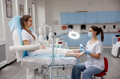 Pracownia podologii | Uniwersytet WSB Merito we Wrocławiu: studenci na zajęciach w pracowni podologicznej