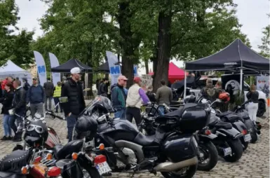 Strefa zdrowia na mecie Rajdu z Klasą | Aktualności | Uniwersytet WSB Merito we Wrocławiu: Rajd z Klasą