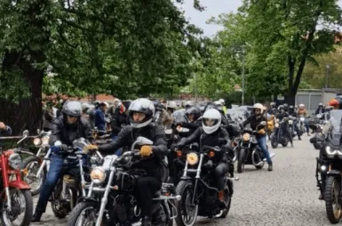 Strefa zdrowia na mecie Rajdu z Klasą | Aktualności | Uniwersytet WSB Merito we Wrocławiu: Rajd z Klasą