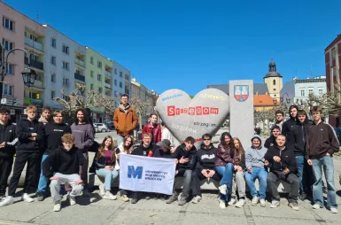 Od kamieniołomu po nowoczesną obróbkę – studenci w granitowym zagłębiu Strzegomia | Aktualności | Uniwersytet WSB Merito we Wrocławiu: studenci w kamieniołomie