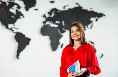 Aktualności | Uniwersytet WSB Merito we Wrocławiu: studentka pozująca do zdjęcia