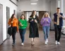 Posłuchaj rozmów o emocjach, technologii i zdrowiu psychicznym | Aktualności | Uniwersytet WSB Merito we Wrocławiu: studenci idący korytarzem