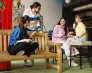 Marzenia, odwaga i wielkie plany – gala finałowa II edycji Stypendium Marzeń | Aktualności | Uniwersytet WSB Merito we Wrocławiu: studenci rozmawiający ze sobą na korytarzu