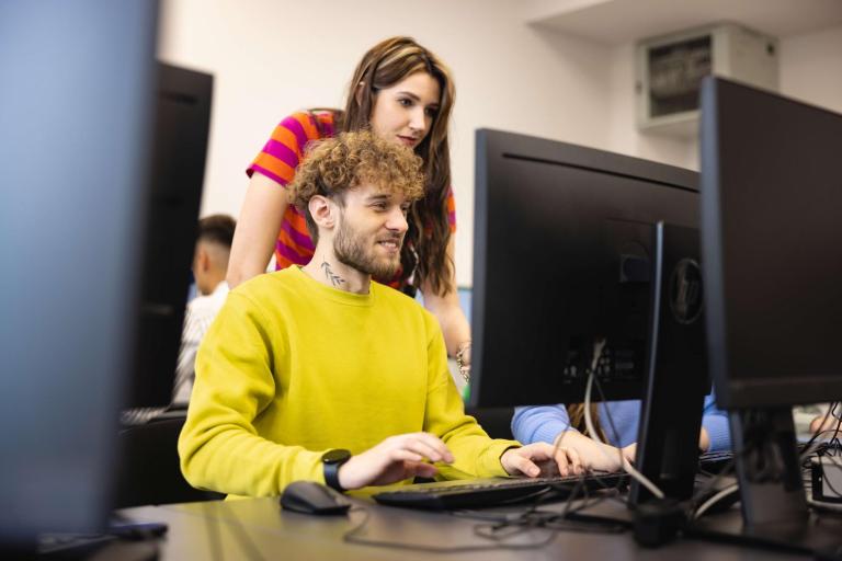 Cyfrowy uniwersytet | Uniwersytet WSB Merito we Wrocławiu: studenci - pracownia komputerowa