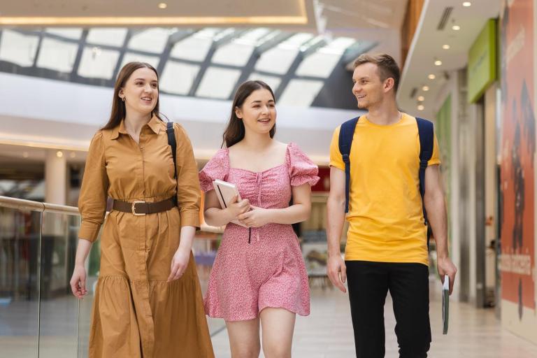 Stypendia i zniżki | Uniwersytet WSB Merito we Wrocławiu: Wrocław - stypendia i zniżki - grupa studentów w galerii handlowej