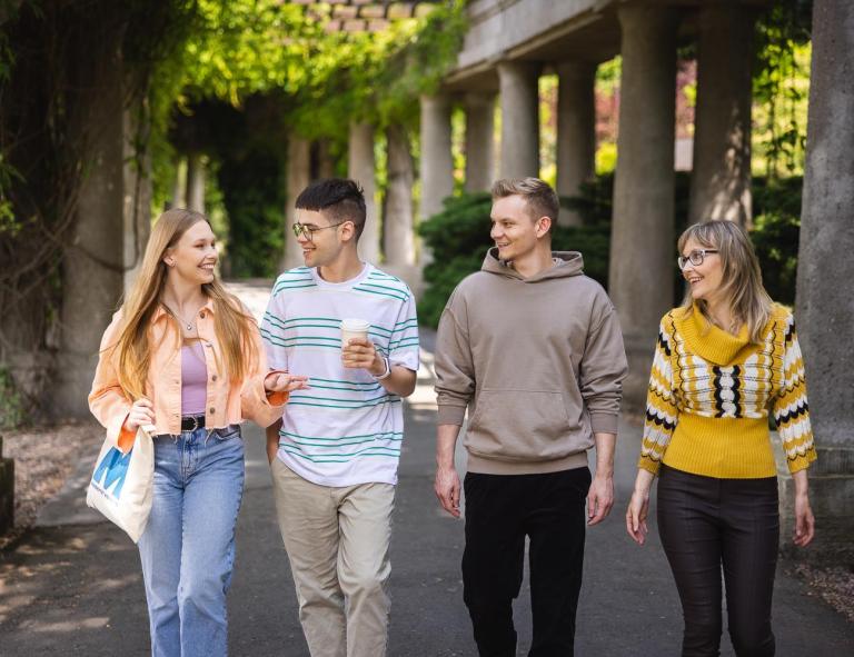 Studia jednolite magisterskie we Wrocławiu | Uniwersytet WSB Merito we Wrocławiu: studenci, plener, kawa, rozmowa