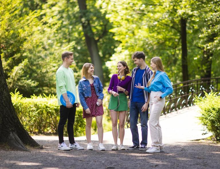 Stypendia i zniżki | Uniwersytet WSB Merito we Wrocławiu: studenci, plener, czas wolny, relaks