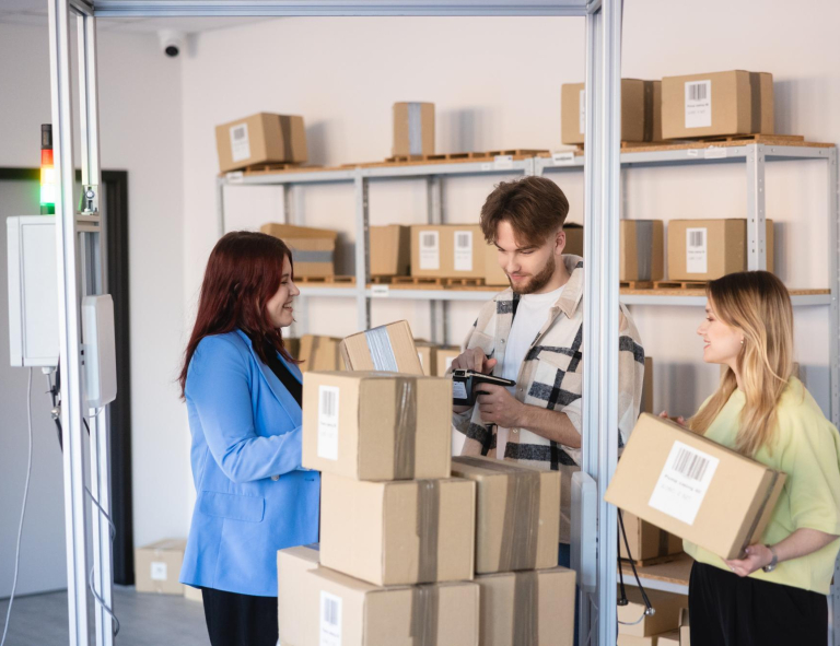 Logistyka – studia inżynierskie | Studia I stopnia we Wrocławiu | Uniwersytet WSB Merito we Wrocławiu: studenci na zajęciach w laboratorium RFID