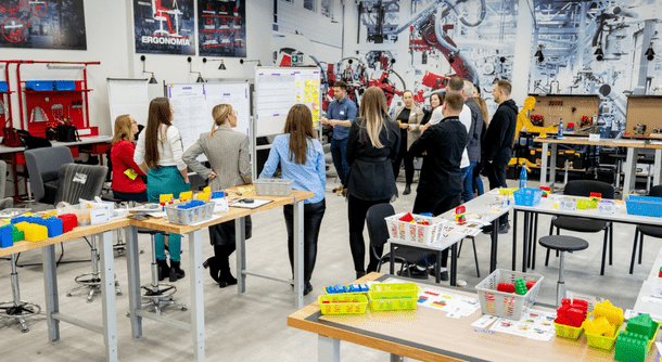 Inżynieria zarządzania – studia inżynierskie | Studia I stopnia we Wrocławiu | Uniwersytet WSB Merito we Wrocławiu: grupa biorąca udział w grze symulacyjnej na inżynierii zarządzania