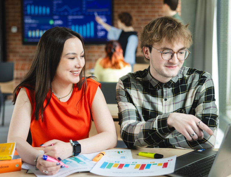 Finanse i rachunkowość | Studia I stopnia we Wrocławiu | Uniwersytet WSB Merito we Wrocławiu: studenci pracujący nad projektem