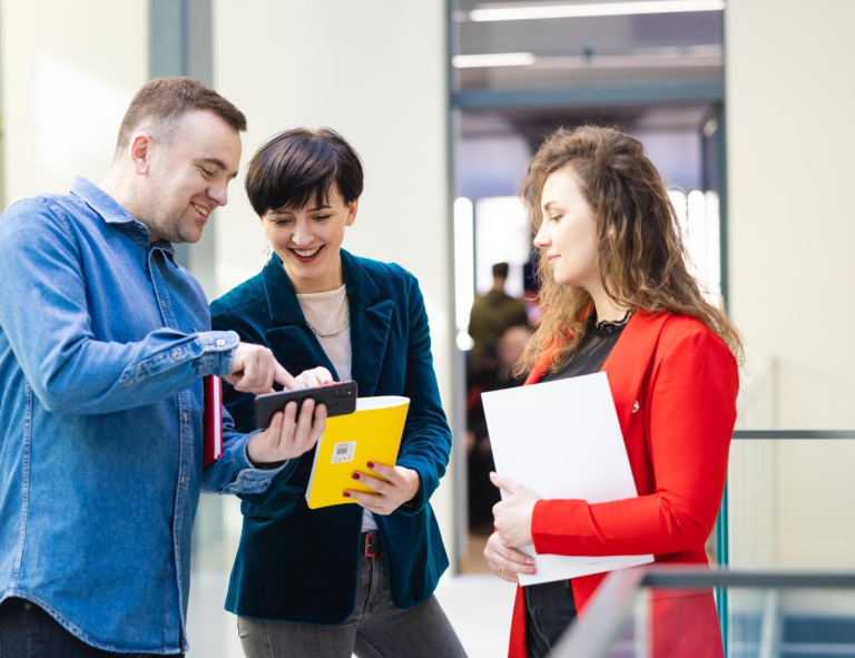 Analityk procesów biznesowych | Studia I stopnia we Wrocławiu | Uniwersytet WSB Merito we Wrocławiu: studenci przeglądający notatki