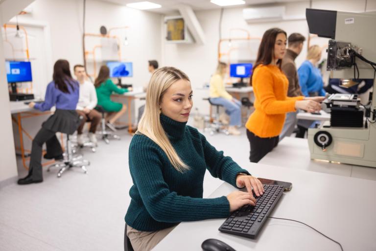 Inżynieria zarządzania – studia inżynierskie | Studia I stopnia we Wrocławiu | Uniwersytet WSB Merito we Wrocławiu: studenci w pracowni inżynierskiej