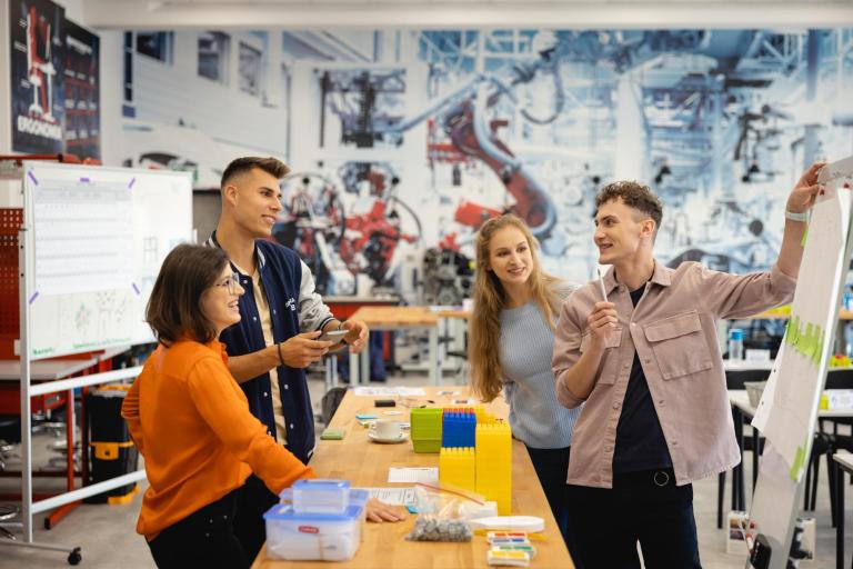 Inżynieria zarządzania – studia inżynierskie | Studia I stopnia we Wrocławiu | Uniwersytet WSB Merito we Wrocławiu: grupa studentów pracujących nad projektem na zajęciach z inżynierii zarządzania
