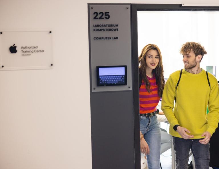 Informatyka | Studia II stopnia ze studiami podyplomowymi we Wrocławiu | Uniwersytet WSB Merito we Wrocławiu: studenci wychodzący z pracowni komputerowej Apple Authorised Training Centre