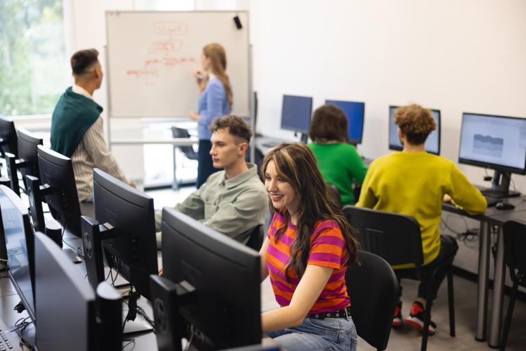 Finanse i rachunkowość | Studia I stopnia we Wrocławiu | Uniwersytet WSB Merito we Wrocławiu: studenci na zajęciach w pracowni komputerowej