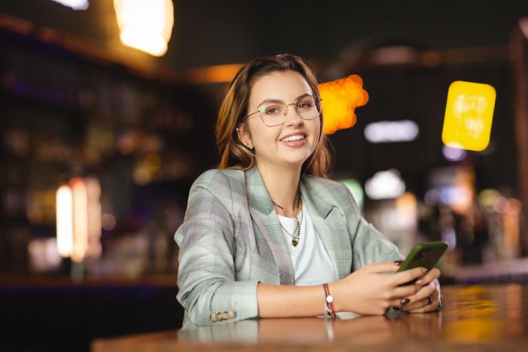 Stypendia i zniżki | Uniwersytet WSB Merito we Wrocławiu: studentka, telefon, wsparcie