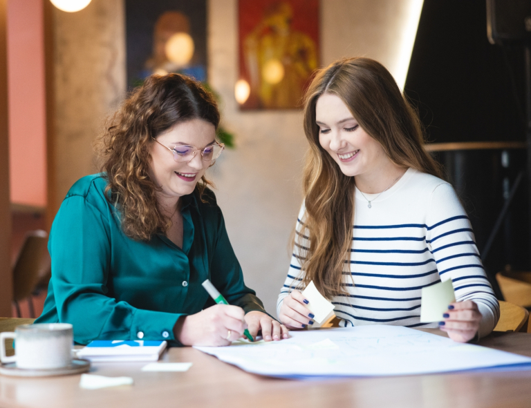 Służby i bezpieczeństwo publiczne | Studia II stopnia ze studiami podyplomowymi  | Uniwersytet WSB Merito we Wrocławiu: studenci uczący się wspólnie do egzaminu
