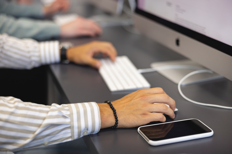 Marketing i sprzedaż – studia 3-semestralne | Studia II stopnia we Wrocławiu | Uniwersytet WSB Merito we Wrocławiu: studenci na zajęciach w pracowni apple imac