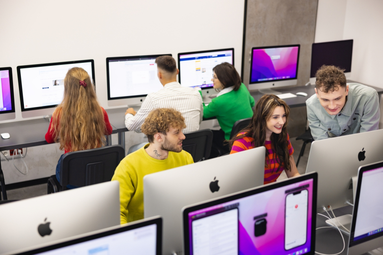 Laboratoria i pracownie | Uniwersytet WSB Merito we Wrocławiu: studenci na zajęciach w pracowni apple imac