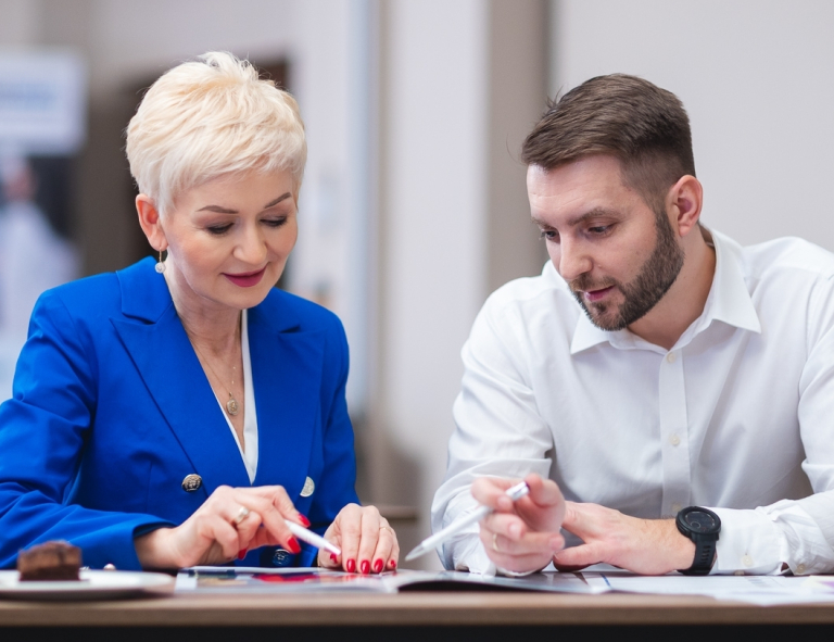 Analiza Danych – Data Science z elementami AI | Studia podyplomowe we Wrocławiu | Uniwersytet WSB Merito we Wrocławiu: uczestnicy studiów podyplomowych pracujący nad wspólnym projektem