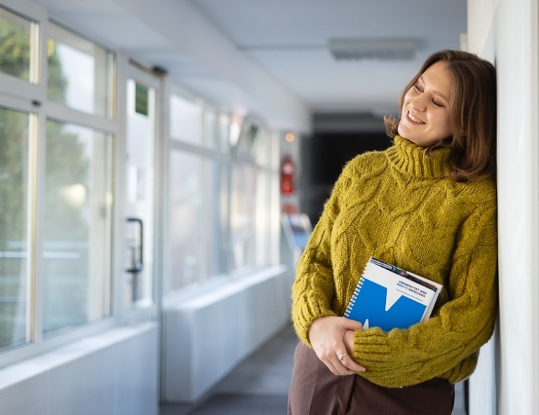 Zarządzanie i marketing | Studia II stopnia ze studiami podyplomowymi  | Uniwersytet WSB Merito we Wrocławiu: studentka trzymająca notes