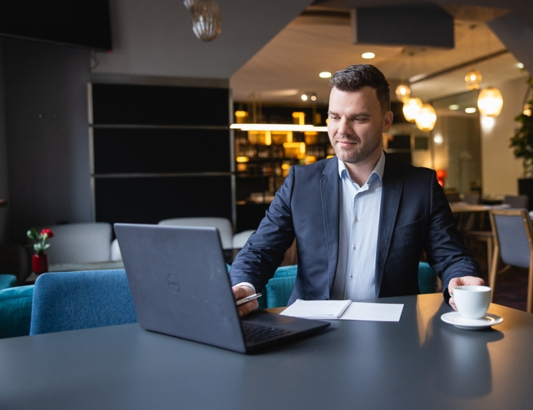 Big Data. Inżynieria danych | Studia podyplomowe we Wrocławiu | Uniwersytet WSB Merito we Wrocławiu: uczestnik studiów podyplomowych używająca laptopa
