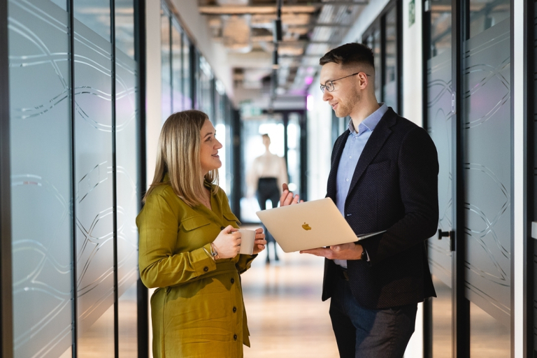 Cloud DevOps Engineer Expert | Studia podyplomowe we Wrocławiu | Uniwersytet WSB Merito we Wrocławiu: uczestnicy studiów podyplomowych rozmawiający na korytarzu