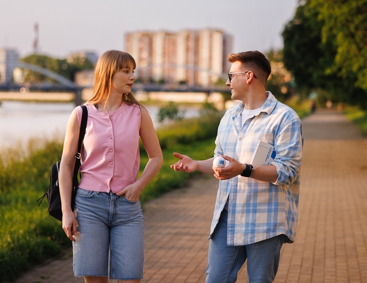 International Management | Studia II stopnia we Wrocławiu | Uniwersytet WSB Merito we Wrocławiu: studenci spacerujący w czasie wolnym
