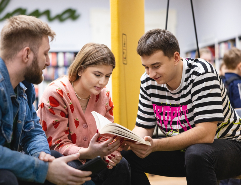 Media i komunikacja marketingowa | Studia II stopnia we Wrocławiu | Uniwersytet WSB Merito we Wrocławiu: studenci uczący się wspólnie do egzaminu