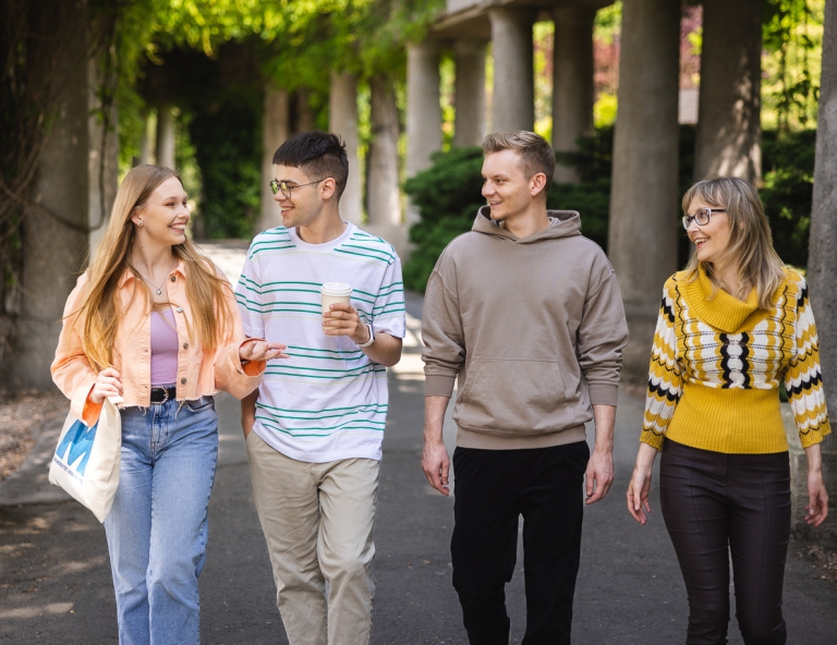 Tłumaczenia w języku angielskim | Studia I stopnia we Wrocławiu | Uniwersytet WSB Merito we Wrocławiu: studenci spacerujący po hali stulecia