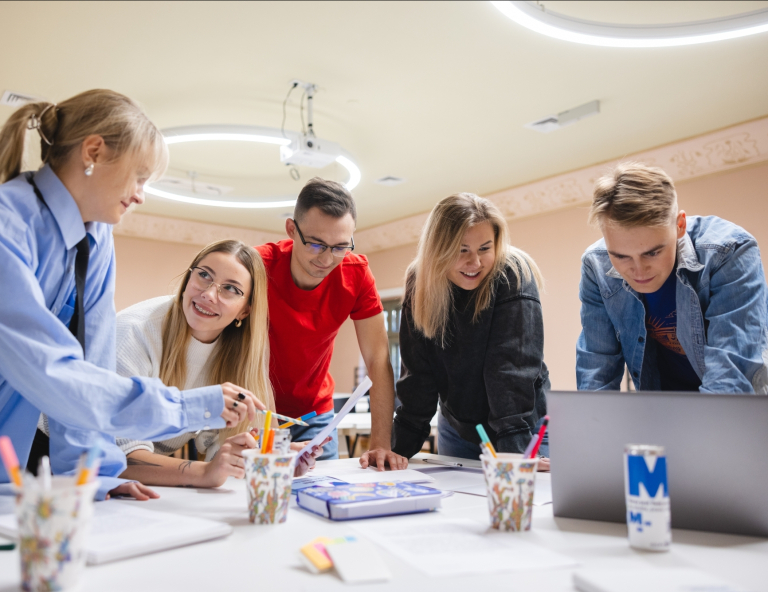 Projektowanie psychotechnologii | Studia II stopnia we Wrocławiu | Uniwersytet WSB Merito we Wrocławiu: studenci pracujący nad projektem grupowym