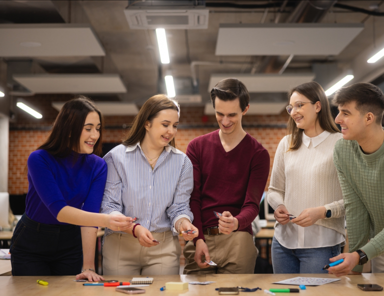 Marketing Growth Strategy & Innovation | Studia II stopnia we Wrocławiu | Uniwersytet WSB Merito we Wrocławiu: studenci pracujący nad projektem grupowym