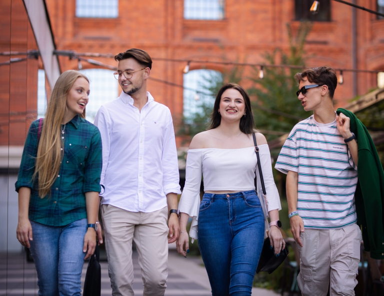 Filologia germańska | Studia I stopnia we Wrocławiu | Uniwersytet WSB Merito we Wrocławiu: studenci spacerujący w czasie wolnym