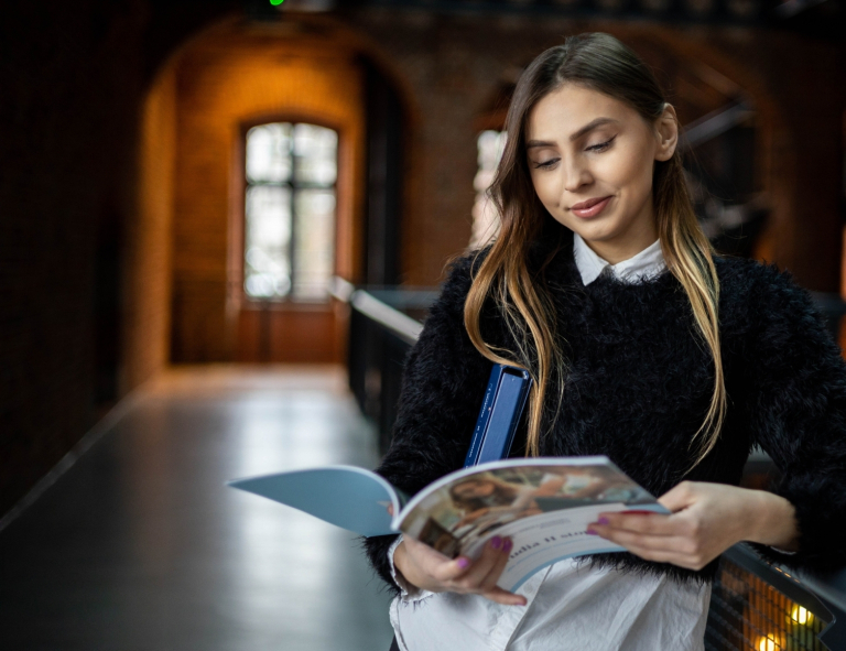 Logistyka e-commerce | Studia II stopnia we Wrocławiu | Uniwersytet WSB Merito we Wrocławiu: studentka przeglądająca informator