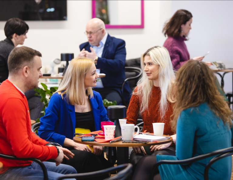 Digital marketing | Studia II stopnia we Wrocławiu | Uniwersytet WSB Merito we Wrocławiu: studenci w kawiarni