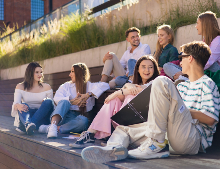 Medycyna stylu życia i promocja zdrowia | Studia II stopnia we Wrocławiu | Uniwersytet WSB Merito we Wrocławiu: studenci spędzający czas wolny w plenerze