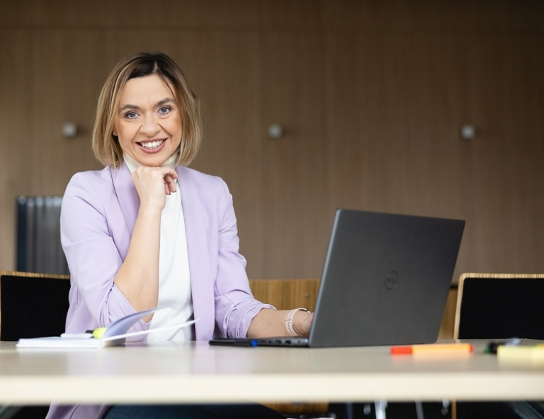 Wycena nieruchomości | Studia podyplomowe we Wrocławiu | Uniwersytet WSB Merito we Wrocławiu: uczestniczka studiów podyplomowych pozująca do zdjęcia