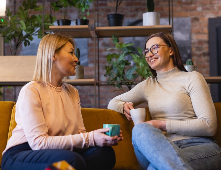 Architekt rozwiązań IT w chmurze obliczeniowej | Studia podyplomowe we Wrocławiu | Uniwersytet WSB Merito we Wrocławiu: uczestnicy studiów podyplomowych rozmawiający w kawiarni