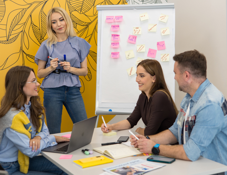 Zarządzanie jakością | Studia podyplomowe we Wrocławiu | Uniwersytet WSB Merito we Wrocławiu: uczestnicy studiów podyplomowych pracujący nad wspólnym projektem