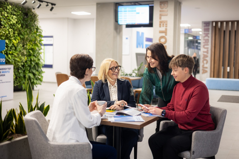 Zintegrowany system informatyczny SAP ERP | Studia podyplomowe we Wrocławiu | Uniwersytet WSB Merito we Wrocławiu: uczestnicy studiów podyplomowych pracujący nad wspólnym projektem