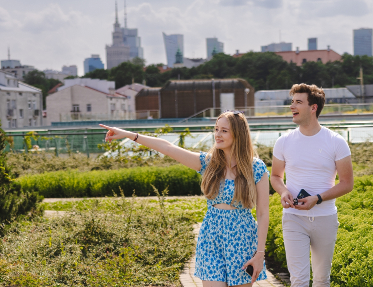Turystyka międzynarodowa | Studia I stopnia we Wrocławiu | Uniwersytet WSB Merito we Wrocławiu: studenci spacerujący i zwiedzający miasto