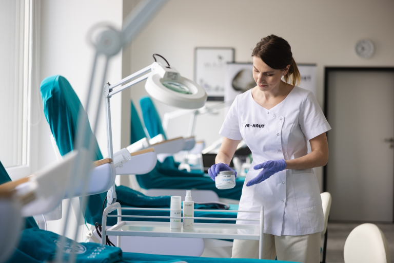 Odnowa biologiczna | Studia I stopnia we Wrocławiu | Uniwersytet WSB Merito we Wrocławiu: studentka podczas zajęć w pracowni kosmetologicznej