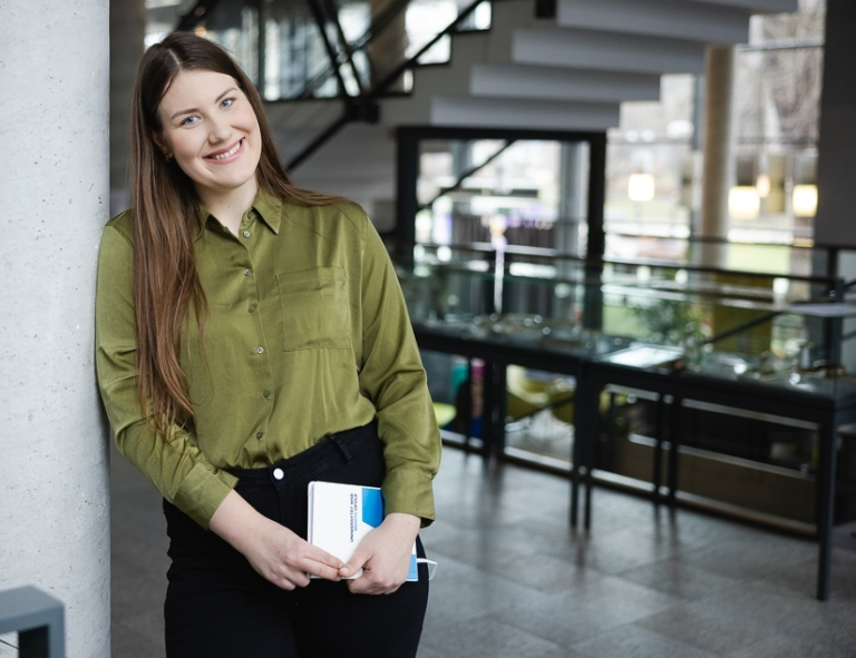 Studia podyplomowe we Wrocławiu | Uniwersytet WSB Merito we Wrocławiu: studentka pozująca do zdjęcia